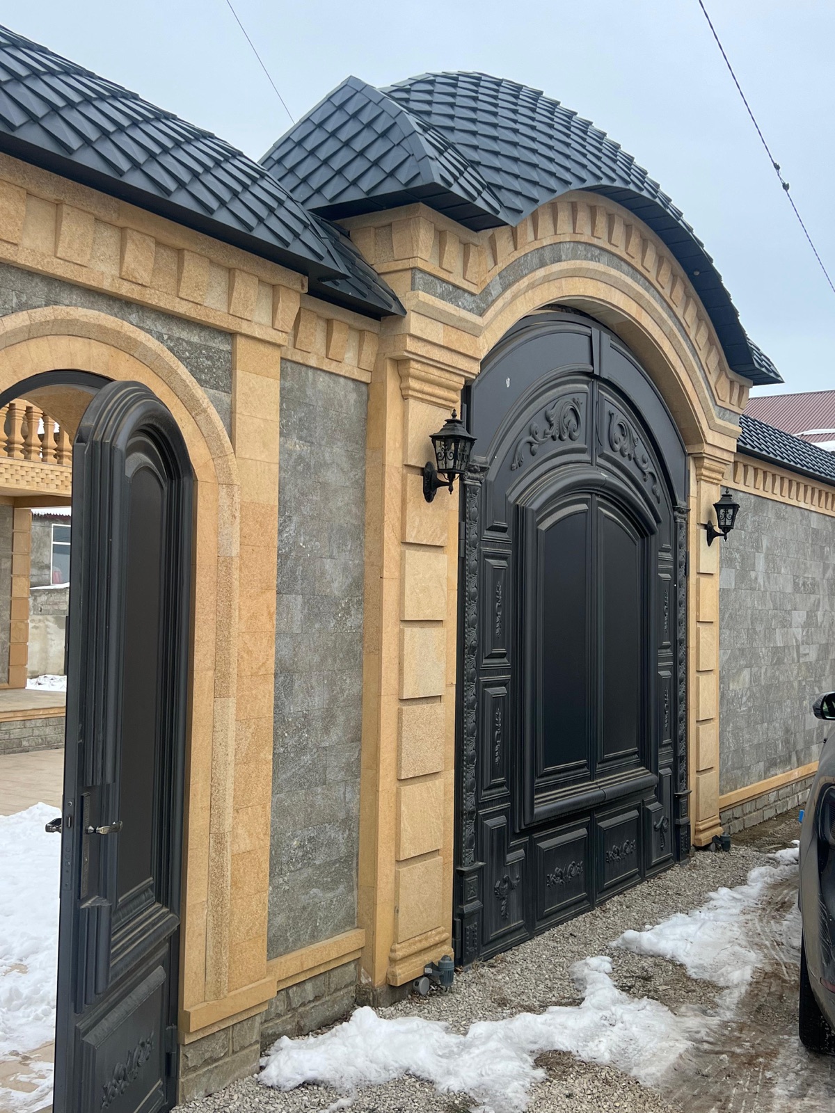 Въездная группа с куполом, Махачкала: Каякентский серый, декор — геленботанский песчаник