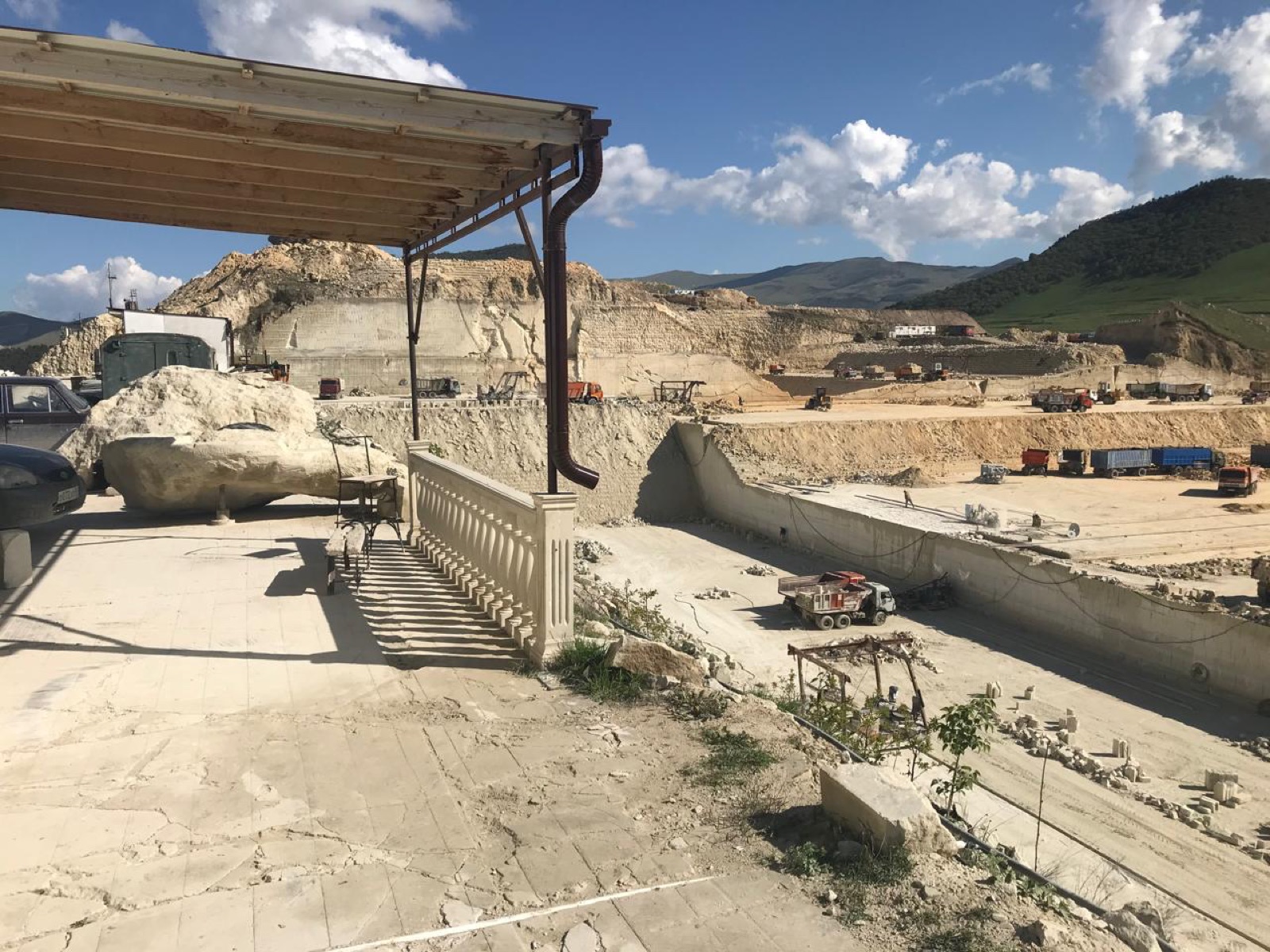 Панорама карьера: уступы разработки и техника